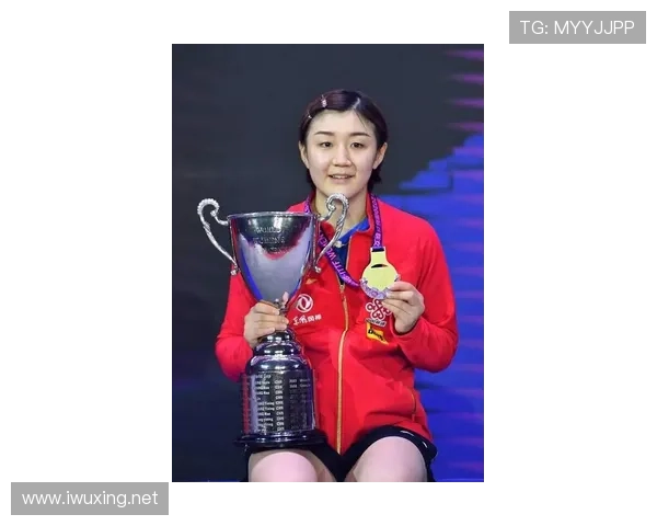 陈梦拎塑料袋买菜那画面，瞬间把我心中的女神打回生活版