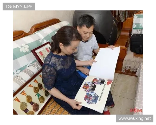 邹敬园家里衣柜打开全是奥运同款，但本人穿拖鞋买菜被大妈砍价